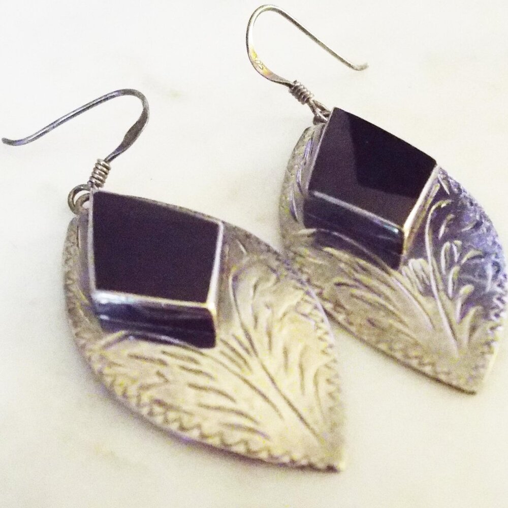 MEXICO "NF" 925 INCISED LEAF W/ OBSIDIAN DIAMOND SHAPE STONE PIERCED EARRINGS B - Picture 2 of 4